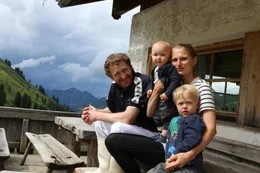 Senner Hannes Klingler mit Familie Ehefrau Anna und S&ouml;hne Emil und Felix