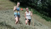 Eigentlich ist Eva Schaubmair (rechts) Lehrerin in Wien. Doch wie jeden Sommer hilft sie auch in diesem Jahr bei der Heuernte mit. Eigentlich ist Eva Schaubmair (rechts) Lehrerin in Wien. Doch wie jeden Sommer hilft sie auch in diesem Jahr bei der Heuernte mit.