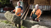 Christian und Eduard Hatzenbichler mit ihrem hochwertigen Magerwiesenheu. Christian und Eduard Hatzenbichler mit ihrem hochwertigen Magerwiesenheu.
