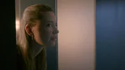 Nathalie (Amrei Haardt) wird von einem verwirrenden Gefühl überrascht. Nathalie (Amrei Haardt) wird von einem verwirrenden Gefühl überrascht.