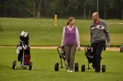 Uschi und Hubert haben sich wieder angen&auml;hert und verbringen einen gemeinsamen Tag auf dem Golfplatz. Von links: Uschi Kirchleitner (Silke Popp) und Hubert Kirchleitner (Bernhard Ulrich).