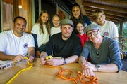 Hinten, von links: Antonia Weiß, Michelle Bräuniger, Lisa Zörner, Mia Ringert (rotes Shirt), Constantin Dahme. Vorne, von links: Christian Riedel, Sebastian Bezzel und Simon Schwarz. Hinten, von links: Antonia Weiß, Michelle Bräuniger, Lisa Zörner, Mia Ringert (rotes Shirt), Constantin Dahme. Vorne, von links: Christian Riedel, Sebastian Bezzel und Simon Schwarz.
