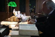 Emil Adolf von Behring entwickelt einen Impfstoff gegen Diphterie. Emil Adolf von Behring entwickelt einen Impfstoff gegen Diphterie.