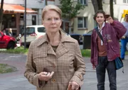 Maria Nikolai (Christiane H&ouml;rbiger) begreift nicht, dass der junge Roma Bero (Samy Abdel Fattah) nur ihre Geldb&ouml;rse gefunden hat.