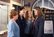 Jana (Jenny Jürgens, r.) fiebert der Eröffnung ihres Ladens entgegen. Mit Unterstützung von Merle (Anja Franke, 2.v.l.), Nathalie (Lara Maria Wichels, 2.v.r.) und Brigitte (Brigitte Böttrich, l.) wird es ein voller Erfolg. Jana (Jenny Jürgens, r.) fiebert der Eröffnung ihres Ladens entgegen. Mit Unterstützung von Merle (Anja Franke, 2.v.l.), Nathalie (Lara Maria Wichels, 2.v.r.) und Brigitte (Brigitte Böttrich, l.) wird es ein voller Erfolg.