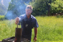 Landwirt Martin Lederer heizt Feldk&uuml;che an