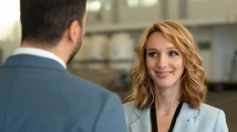 Die Dolmetscherin Chlo&eacute; (Pauline Cl&eacute;ment) steht auf den L&uuml;gner und Charmeur J&eacute;r&ocirc;me (Tarek Boudali).