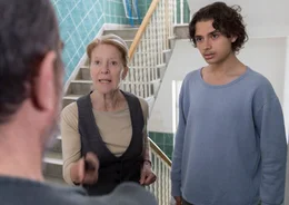 Maria (Christiane H&ouml;rbiger) sucht das Gespr&auml;ch mit der Familie ihres jungen Sch&uuml;tzlings Bero (Samy Abdel Fattah).