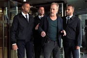 ARD/HR TATORT: DER TURM, Fernsehfilm, Deutschland 2018, Buch und Regie: Lars Henning, am Mittwoch (26.12.18) um 20:15 Uhr im ERSTEN. Paul Brix (Wolfram Koch) und Mitarbeiter des Sicherheitspersonals (Komparsen). © HR/Degeto/Bettina Müller, honorarfrei - Verwendung gemäß der AGB im engen inhaltlichen, redaktionellen Zusammenhang mit genannter HR-Sendung bei Nennung "Bild: HR/Degeto/Bettina Müller" (S2). HR/Pressestelle, Tel: 069/155-4954, Fax: -3005 ARD/HR TATORT: DER TURM, Fernsehfilm, Deutschland 2018, Buch und Regie: Lars Henning, am Mittwoch (26.12.18) um 20:15 Uhr im ERSTEN. Paul Brix (Wolfram Koch) und Mitarbeiter des Sicherheitspersonals (Komparsen). © HR/Degeto/Bettina Müller, honorarfrei - Verwendung gemäß der AGB im engen inhaltlichen, redaktionellen Zusammenhang mit genannter HR-Sendung bei Nennung "Bild: HR/Degeto/Bettina Müller" (S2). HR/Pressestelle, Tel: 069/155-4954, Fax: -3005