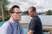 Lars (Ingo Naujoks, l.) und Finn (Sven Martinek, r.) versuchen abzuschalten. Lars (Ingo Naujoks, l.) und Finn (Sven Martinek, r.) versuchen abzuschalten.