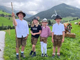 Kinder helfen bei Almabtrieb
