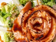 Geflämmte Lachsrose mit "Süßholz-Lack2 und sautierten Salatstielen. Geflämmte Lachsrose mit "Süßholz-Lack2 und sautierten Salatstielen.