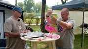 Sascha Fingerhuth (re.) und sein Kumpel Micha haben was vor..