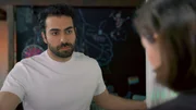 Larissas (Ilka Mahrholz) schlechtes Gewissen wird durch ihre Entschuldigung nur mäßig gemildert. Links Baris (Metehan Demiröz). Larissas (Ilka Mahrholz) schlechtes Gewissen wird durch ihre Entschuldigung nur mäßig gemildert. Links Baris (Metehan Demiröz).