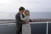 Freuen sich auf ihre Reise: Tom (Patrick Kalupa, l.) und Anna (Jeanette Biedermann, r.) ...