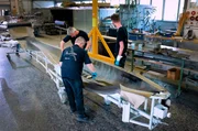 Segelflugzeuge aus Carbon, gebaut mit Harz und in Handarbeit - leicht und stabil - f&uuml;r die gro&szlig;e Freiheit in der Luft. Der Rumpf des Segelflugzeugs wird mit Kohlefaser eingelegt.