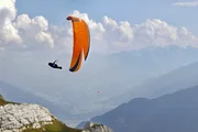 Paraglider Stephan Gruber über dem Achensee. Paraglider Stephan Gruber über dem Achensee.