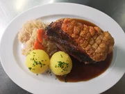 Das Hauptgericht des Tages im BräuWirt in Weiden: Schäufele mit Dunkelbiersoße, Kartoffelknödeln und Sauerkraut (BräuWirt-Kraut). Das Hauptgericht des Tages im BräuWirt in Weiden: Schäufele mit Dunkelbiersoße, Kartoffelknödeln und Sauerkraut (BräuWirt-Kraut).