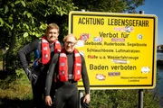Von links: Sebastian Bezzel und Simon Schwarz vor einem Warnschild. Von links: Sebastian Bezzel und Simon Schwarz vor einem Warnschild.