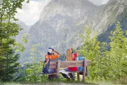 Sebastian Piolloni und Sina Hölscher (beides Naturpark Karwendel Ranger) bei der Steinadlerbeobachtung am Feilkopf mit Blick gen Gramaialm. Sebastian Piolloni und Sina Hölscher (beides Naturpark Karwendel Ranger) bei der Steinadlerbeobachtung am Feilkopf mit Blick gen Gramaialm.
