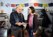 Hannes (Claus Dieter Clausnitzer, l.) erklärt der verblüfften Eliane (Samantha Viana, r.), dass er die Anzeige des Supermarktbesitzers als Chance sieht, die Missstände öffentlich zu machen. Hannes (Claus Dieter Clausnitzer, l.) erklärt der verblüfften Eliane (Samantha Viana, r.), dass er die Anzeige des Supermarktbesitzers als Chance sieht, die Missstände öffentlich zu machen.