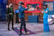 Die "L&ouml;wen" Janna Ensthaler (l.), Nils Glagau und Judith Williams testen das Holocaf&eacute;.  +++