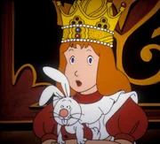 Nachdem Alice zur K&ouml;nigin gew&auml;hlt wurde, gibt sie sich gro&szlig;e M&uuml;he, das Wunderland zu regieren.