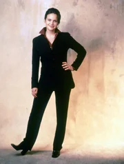 (1. Staffel) - Ashley Schaeffer (Carla Gugino) ist die einflussreichste Reporterin von New York City. (1. Staffel) - Ashley Schaeffer (Carla Gugino) ist die einflussreichste Reporterin von New York City.