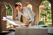 ARD/WDR VÄTER - ALLEIN ZU HAUS, "ANDREAS", am Freitag um 20:15 Uhr im ERSTEN. Andreas (Tobias van Dieken) hat sich jahrelang um Stella gekümmert. Als Vollzeitvater nicht mehr gebraucht, sucht er einen Arbeitgeber, den seine Vita nicht abschreckt. ARD/WDR VÄTER - ALLEIN ZU HAUS, "ANDREAS", am Freitag um 20:15 Uhr im ERSTEN. Andreas (Tobias van Dieken) hat sich jahrelang um Stella gekümmert. Als Vollzeitvater nicht mehr gebraucht, sucht er einen Arbeitgeber, den seine Vita nicht abschreckt.
