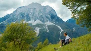 Kaspar Nickles mit seinem Hund auf einer Wiese oberhalb des Bergdorfs Dordolla, Berg Creta Grauzaria, Friaul, Italien Kaspar Nickles mit seinem Hund auf einer Wiese oberhalb des Bergdorfs Dordolla, Berg Creta Grauzaria, Friaul, Italien