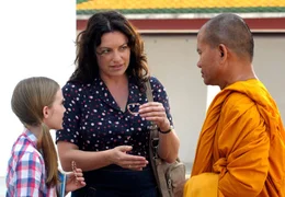 Sabine (Christine Neubauer) und ihre Tochter Emma (Hanna Heile) lassen sich von einem M&ouml;nch buddhistische Traditionen erl&auml;utern.