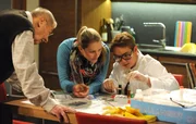 Christian erntet in seinen ersten Chemiestunden keine Lorbeeren. Von links: Alois Preissinger (Erich Hallhuber sen.), Yvonne Preissinger (Alexa Eilers) und Christian Preissinger (Marinus Kaffl).