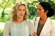 Doris (Simone Ritscher, r.) erf&auml;hrt entsetzt von Kristin (Nina Schmieder, l.), dass Mandy Hans' Brief gefunden hat.