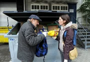 Hannes (Claus Dieter Clausnitzer, l.) und Eliane (Samantha Viana, r.) suchen nach verwertbaren Lebensmitteln im Müllcontainer eines Supermarktes. Hannes (Claus Dieter Clausnitzer, l.) und Eliane (Samantha Viana, r.) suchen nach verwertbaren Lebensmitteln im Müllcontainer eines Supermarktes.