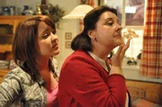 Auch Kathi ist gespannt auf die Wirkung der teuren Creme. Von links: Katharina Benninger (Carina Dengler) und Monika Vogl (Christine Reimer).