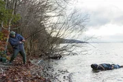 Am Haken des Wildanglers (Roberto Martinez, l.), den Hubert und Staller heimlich beobachten, hängt eine Leiche im Plastiksack. Am Haken des Wildanglers (Roberto Martinez, l.), den Hubert und Staller heimlich beobachten, hängt eine Leiche im Plastiksack.