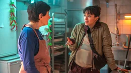 Melek (Şiir Eloğlu, li.) will keine Hilfe annehmen, Tochter Aynur (Zeynep Bozbay) ist sauer.