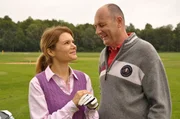 Uschi ist gl&uuml;cklich, dass f&uuml;r Hubert auch weiterhin die Familie an erster Stelle steht. Von links: Uschi Kirchleitner (Silke Popp) und Hubert Kirchleitner (Bernhard Ulrich).