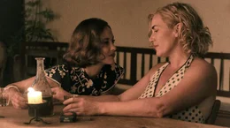 Das Model Lee Miller (Kate Winslet, re.) und ihre Freundin Solange (Marion Cotillard, li.) sprechen &uuml;ber die Fragen des Lebens.