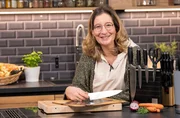 Messer und Schneidebretter dürfen in keiner Küche fehlen. Aber wie viel muss man wirklich für gute Küchenutensilien investieren? Yvonne Willicks hat die Antwort. Messer und Schneidebretter dürfen in keiner Küche fehlen. Aber wie viel muss man wirklich für gute Küchenutensilien investieren? Yvonne Willicks hat die Antwort.