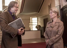 Maria (Christiane H&ouml;rbiger) bittet ihren alten Freund, den Musikprofessor Igor (Michael Wittenborn) um einen Gefallen.