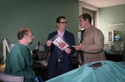 Dr. Strahl (Christoph Tomanek, l.) findet bei der toten Seniorin einen Zettel. Der Inhalt des Schreibens veranlasst Lars (Ingo Naujoks, M.) und Finn (Sven Martinek, r.) den Tatort noch einmal genauer zu untersuchen.