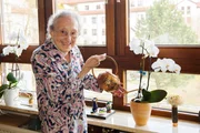 Anna L. k&uuml;mmert sich mit 107 Jahren noch immer selbst um die Blumen in ihrer Augsburger Wohnung.