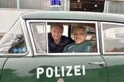 In einem Museumsst&uuml;ck aus dem Deutschen Polizeioldtimer-Museum in Marburg: Moderator Tobias K&auml;mmerer (links) mit dem Polizei-Pressesprecher Eberhard Dersch.