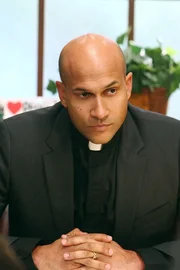 Reverend Deveaux (Keegan Michael Key) lädt Familie Heck zu einem Gespräch. Reverend Deveaux (Keegan Michael Key) lädt Familie Heck zu einem Gespräch.