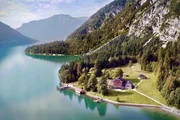 Blick auf die Gaisalm am Westufer des Achensees (Etappenziel unserer Trailrunner). Blick auf die Gaisalm am Westufer des Achensees (Etappenziel unserer Trailrunner).