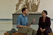 Tom Hiddleston und Dr. Sarita Robinson sprechen im Nationalen Arch&auml;ologischen Museum von Neapel &uuml;ber die Geschichte von Pompeji. (National Geographic/Paolo Verzone)