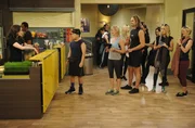 Max (Kat Dennings, l.) und Caroline (Beth Behrs, 3.v.l.) haben einen neuen Nebenjob im Fitnesscenter. Da muss Han (Matthew Moy, 2.v.l.) natürlich gleich mal vorbeischauen, zum Missfallen von den alteingesessenen Mitgliedern Amy (Leslie Grossman, 2.v.r.) und Jodie (Arden Myrin, r.) ... Max (Kat Dennings, l.) und Caroline (Beth Behrs, 3.v.l.) haben einen neuen Nebenjob im Fitnesscenter. Da muss Han (Matthew Moy, 2.v.l.) natürlich gleich mal vorbeischauen, zum Missfallen von den alteingesessenen Mitgliedern Amy (Leslie Grossman, 2.v.r.) und Jodie (Arden Myrin, r.) ...