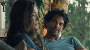 Hugo (Tomer Sisley) flirtet mit No&eacute;mie (Laura Smet).