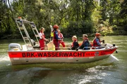 Von links: Luisa Mirlach, Maria Gruber, Daniel Hartmann, Simon Schwarz, Sebastian Bezzel und Florian Suttor im Rettungsboot der Wasserwacht Landshut. Von links: Luisa Mirlach, Maria Gruber, Daniel Hartmann, Simon Schwarz, Sebastian Bezzel und Florian Suttor im Rettungsboot der Wasserwacht Landshut.